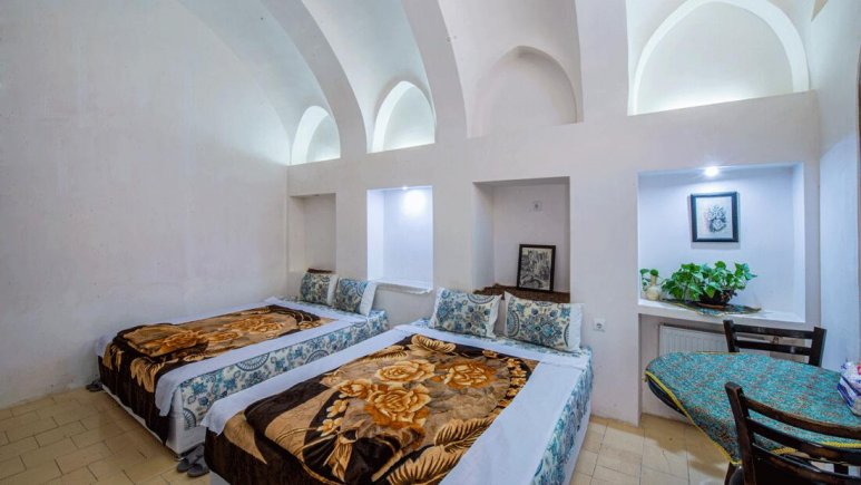 اتاق چهار تخته 3 اقامتگاه سنتی ثنا کاشان
